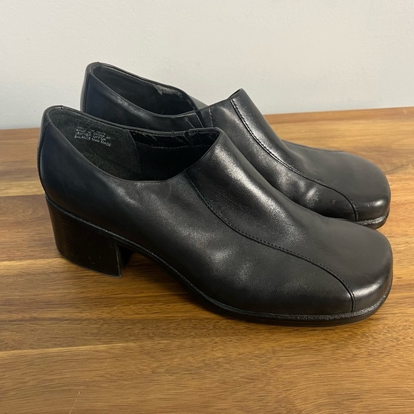 Clarks Women's 9M Y2K Chunky Black Leather Booties Heeled Slip On Square Toe - Picture 1 of 9